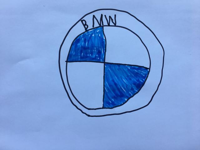 张女士灵机一动,就让孩子画他最喜欢的车的标志,这可让孩子高兴了