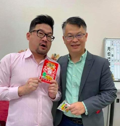 说大陆人吃不起榨菜的台湾主持人黄世聪收到了两箱涪陵榨菜