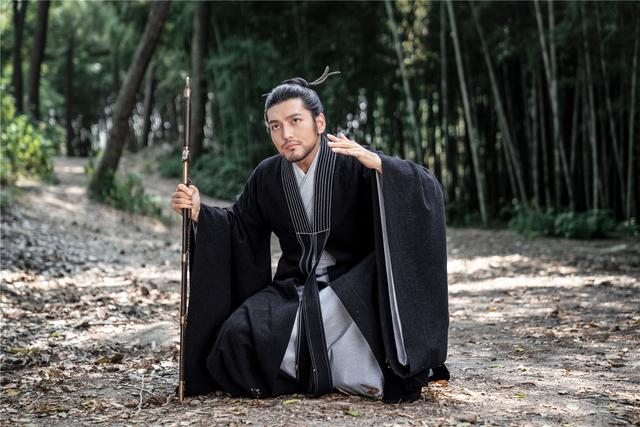 的参演了几部无水花作品的小配角,现在有了孩子后更多的都是在陪孩子