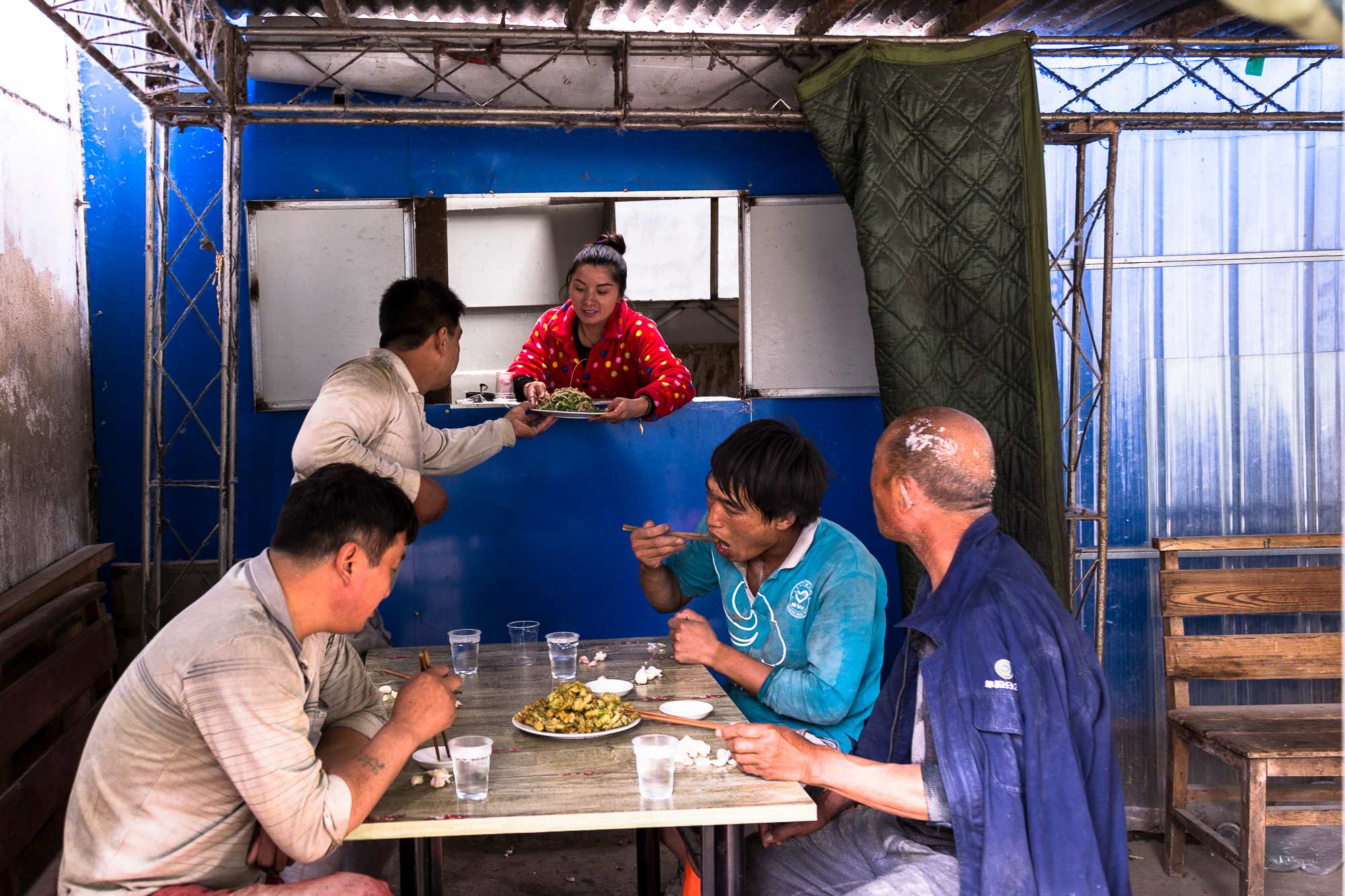 镜头下农民的午饭有多随便田间地头马路边都是餐桌