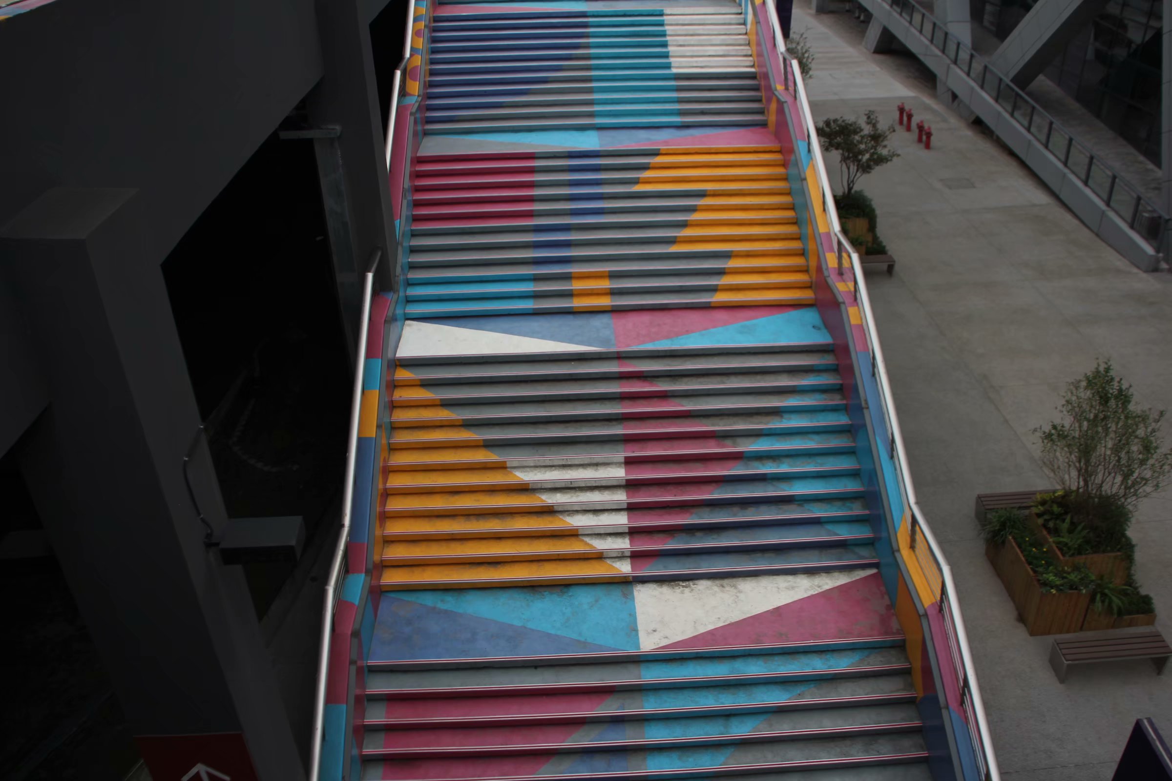 原创重庆一景区现彩虹阶梯2吨德国进口涂料涂刷而成雨天可防滑