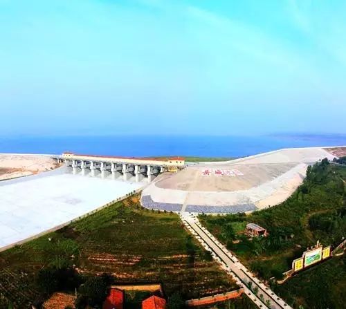 岳城水库,地处磁县城西南42华里处,因水库大坝在岳城而得名.