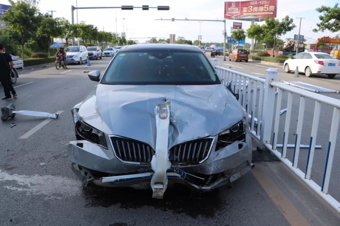 桂平隔壁平南一小车连续撞飞一排护栏现场一片狼藉