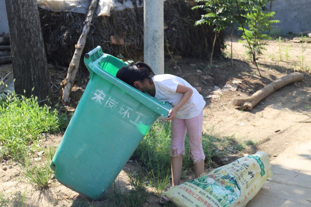 父亲朋友圈刷到11岁女儿在街边翻垃圾桶真相令人心碎
