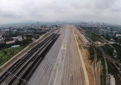 广西南宁铁路局柳州南编组站.新华社发(张存立 摄)