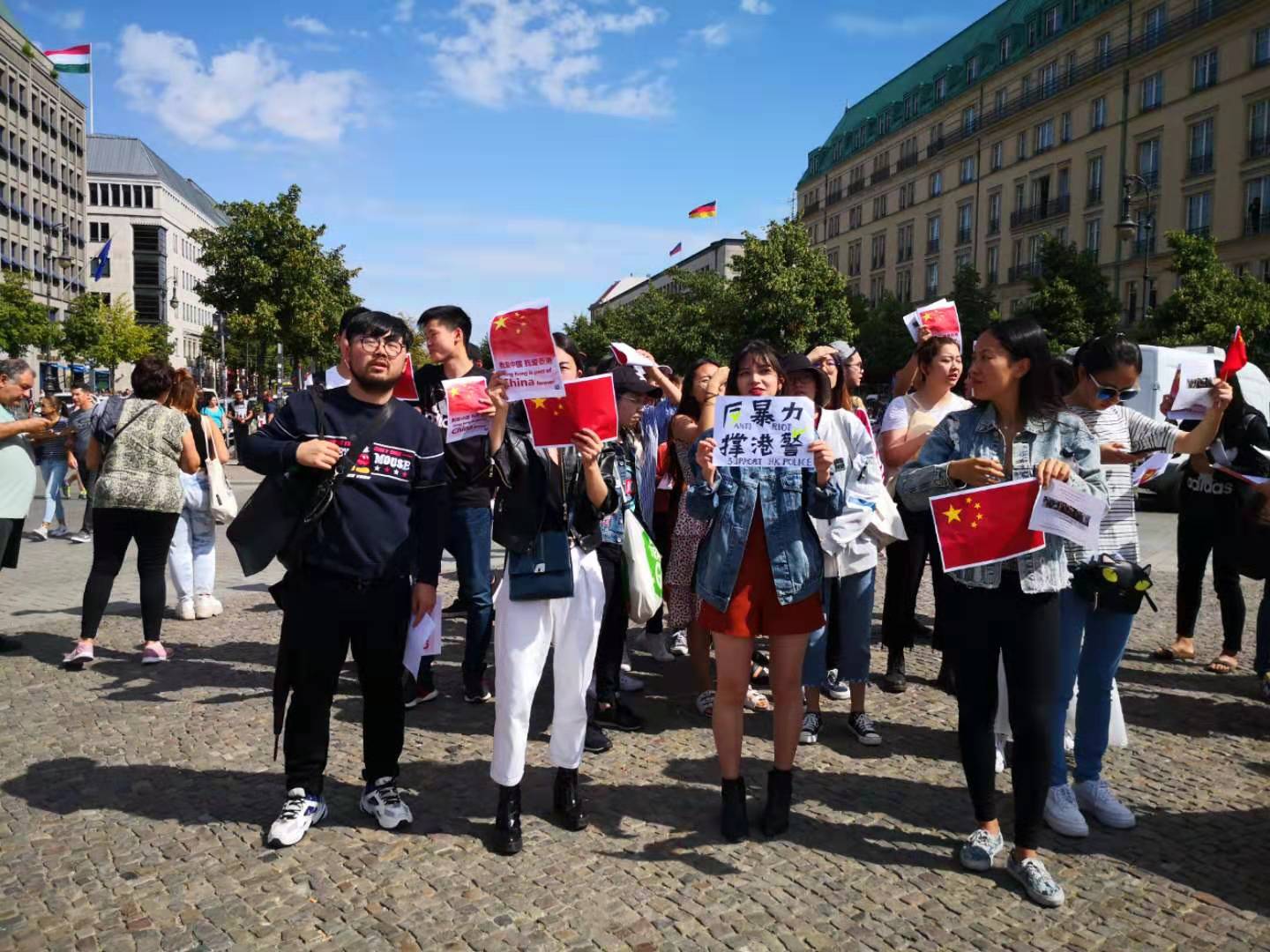 当地时间17日14点,在德留学生,爱国华人华侨自发聚集在柏林勃兰登堡门