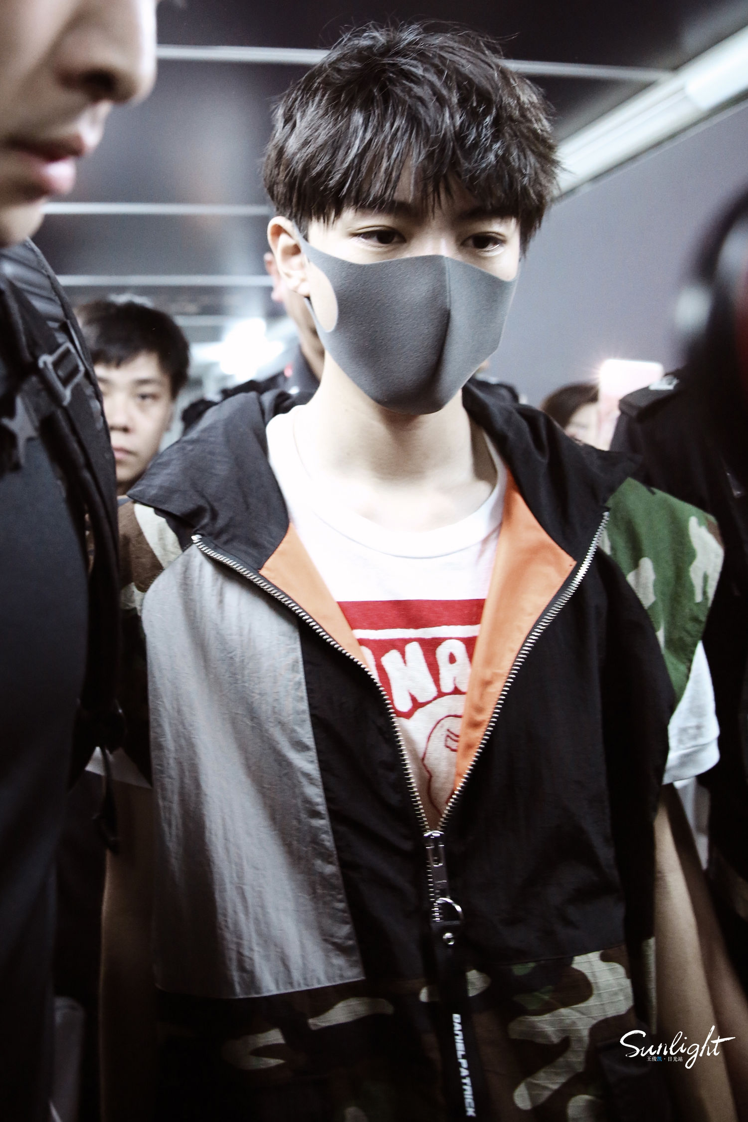 王俊凯现身成都机场飞上海敬业凯待开启下一场品牌活动