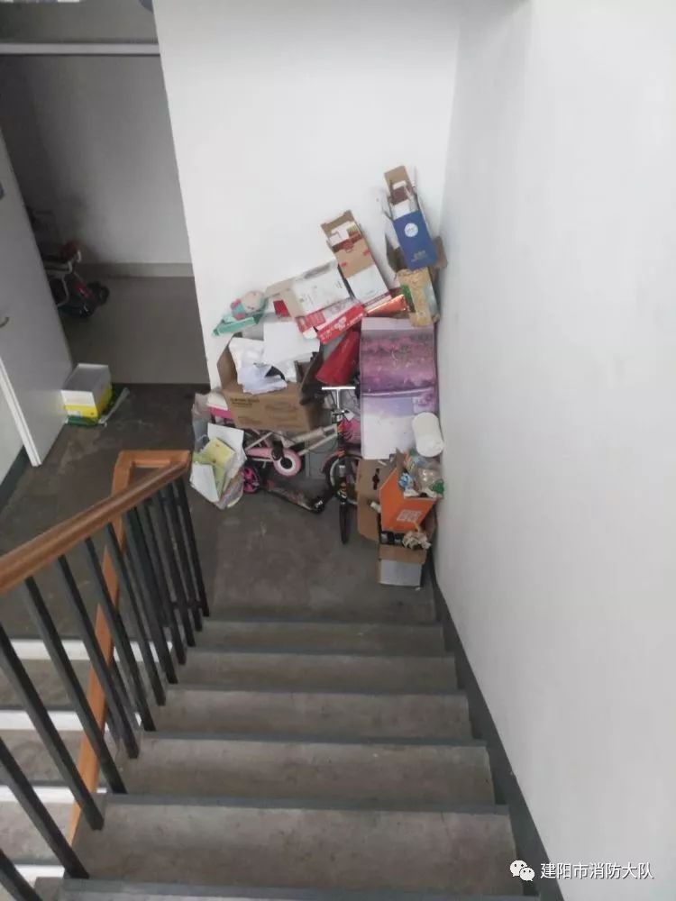 请别让楼道杂物封死了你的生命通道!_居民