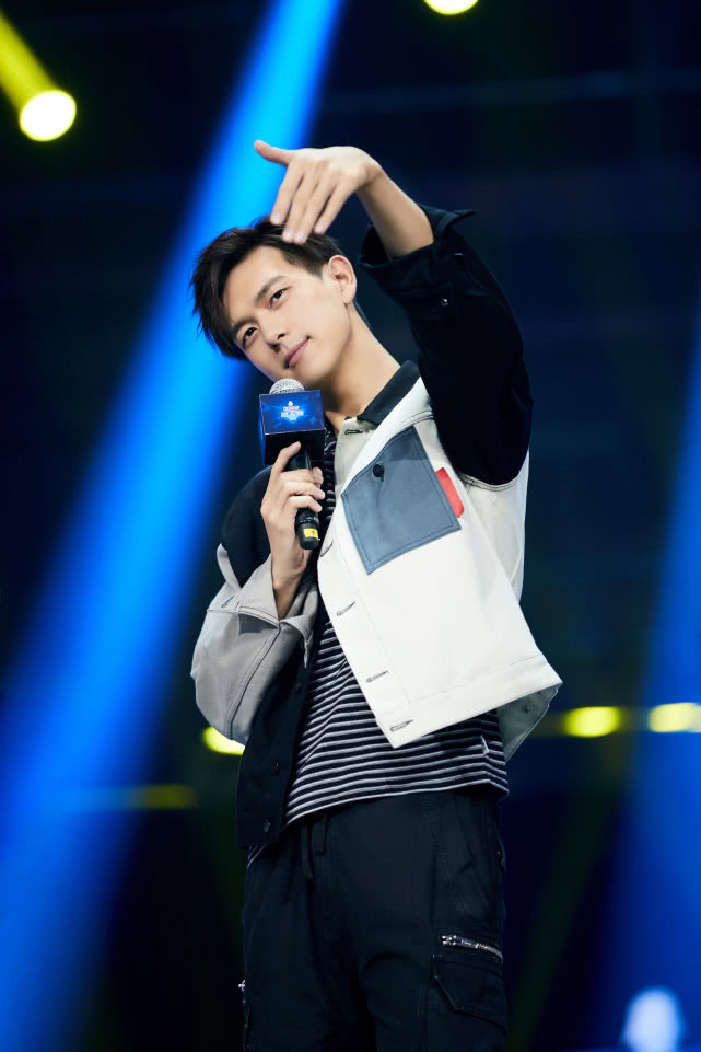 你的职业玩家韩商言重返赛场了经典手势重现太飒了