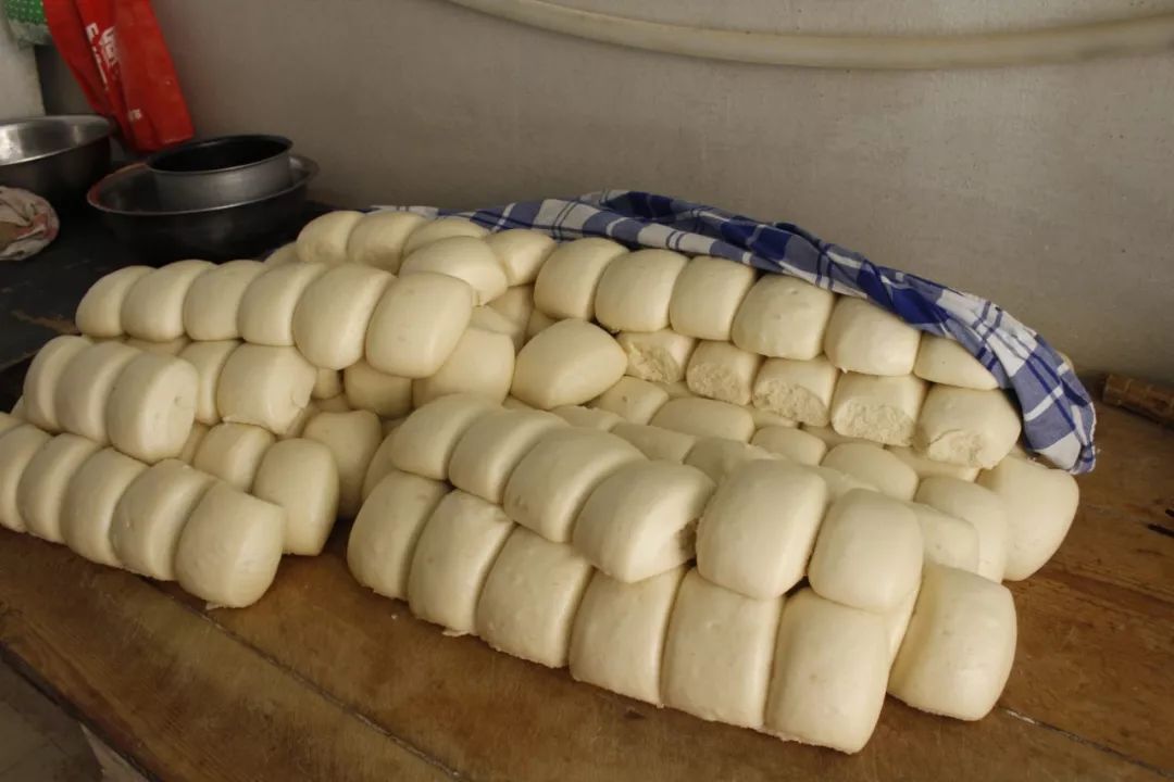 两个馒头就一碗凉拌洋葱再来一碗南瓜面片早回来的工人师傅们挨个坐在