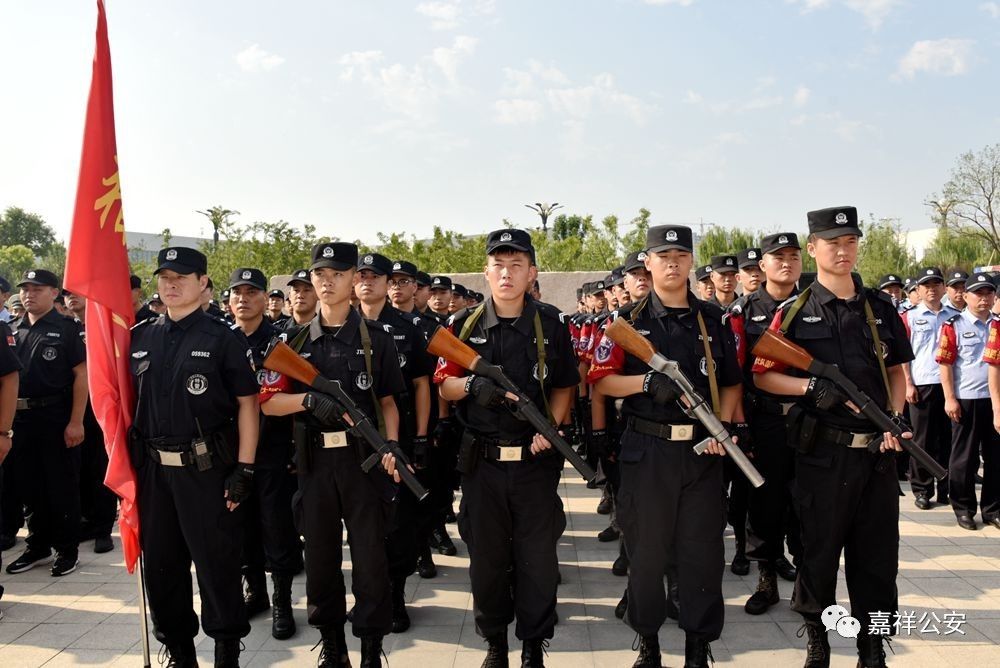 公安在行动警察在身边祥城铁军百姓卫士嘉祥公安猎鹰行动队成立并授旗
