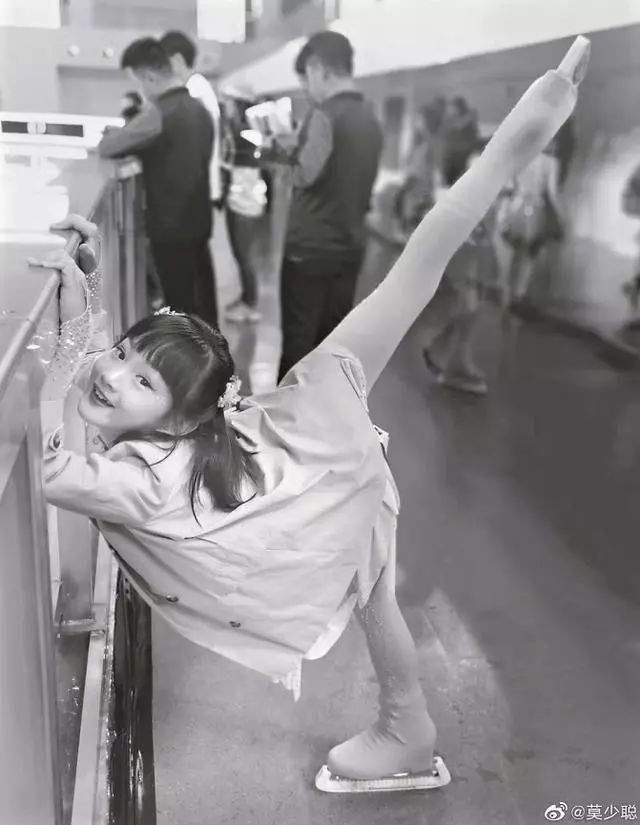 他非常疼爱他和孙云玲的女儿莫芷嫣,经常晒出女儿的照片.