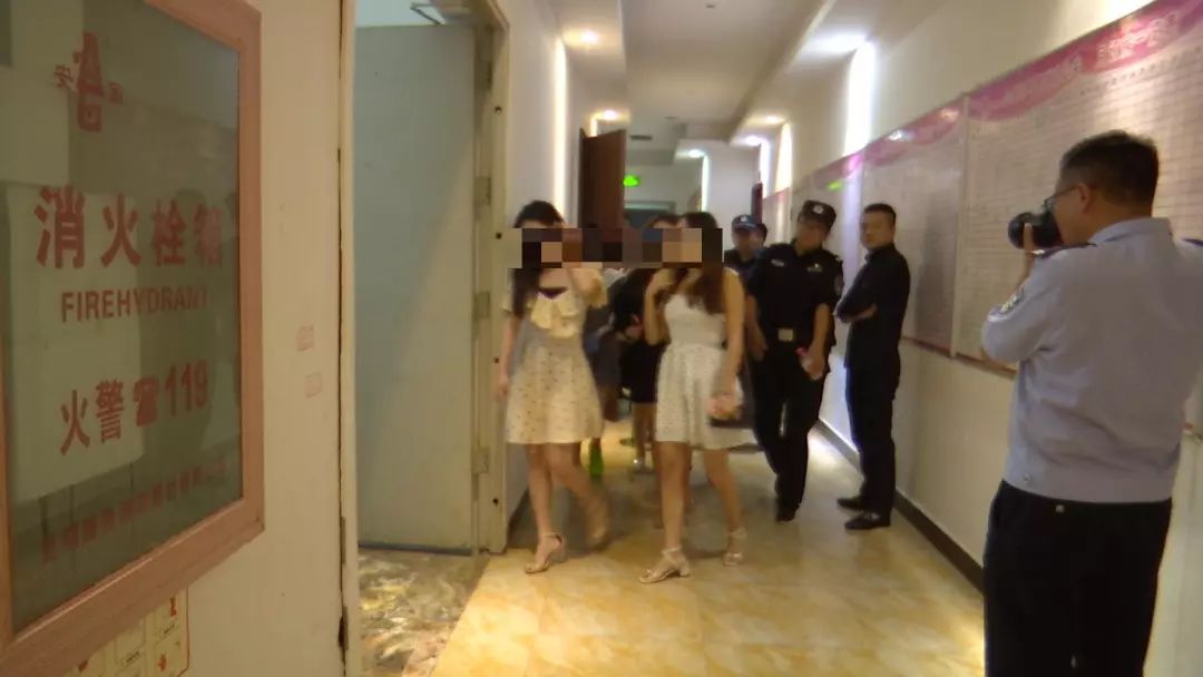 扫黄打非16号晚上文山400多名警察又行动了