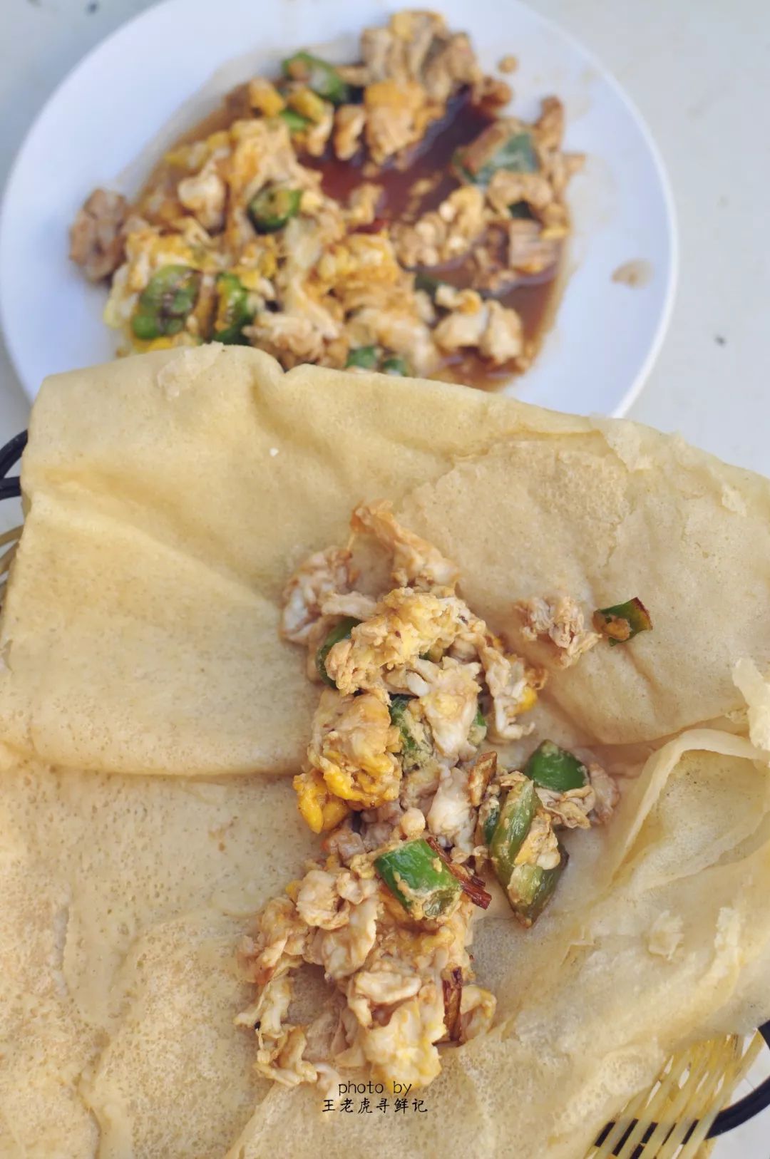 博山清晨的煎饼卷猪头肉一口米香怡人一口肉欲喷薄