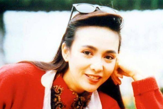 其实一开始她也不是走的喜剧路线的,但是自从出演了《八彩林亚珍》