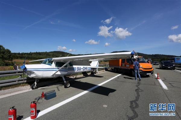 克羅地亞一架小型飛機緊急迫降高速公路