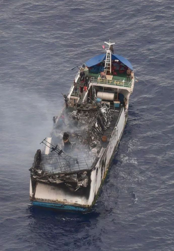 一中国船只爆炸起火 该国军舰火速前往救援