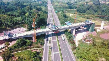 凌晨4點 川南城際鐵路高坡雙線大橋合龍_施工