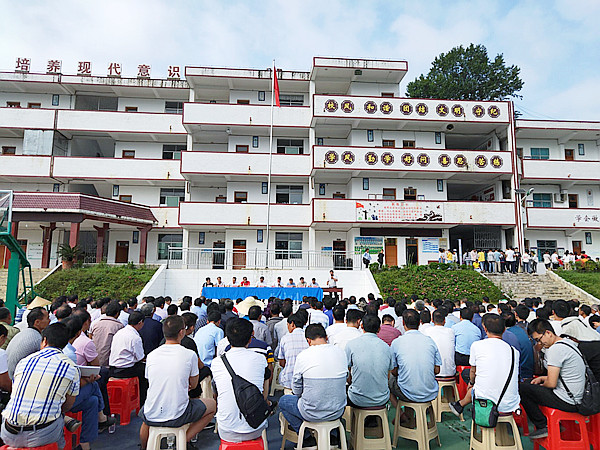 安排部署会现场8月17日,晴隆县中营镇在中营职中中学操场召开中营镇