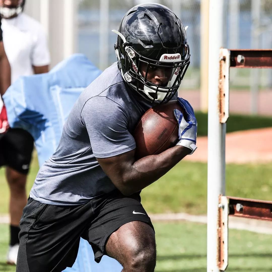 远渡重洋3000英里,英国小伙儿韦德执着追逐nfl橄榄球梦!_gap