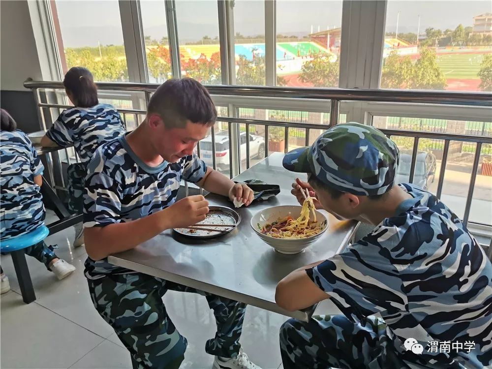 申時,酉時昂首,挺胸再堅持三分鐘用軍姿站出了渭中人的驕傲抬手,擺臂