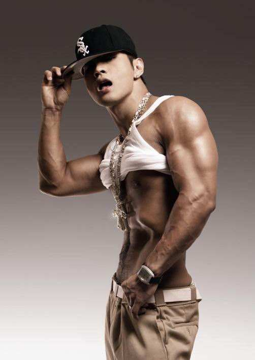 的打动了少男少女的心,并成为韩国少女心目中"最性感对象"排名第一位