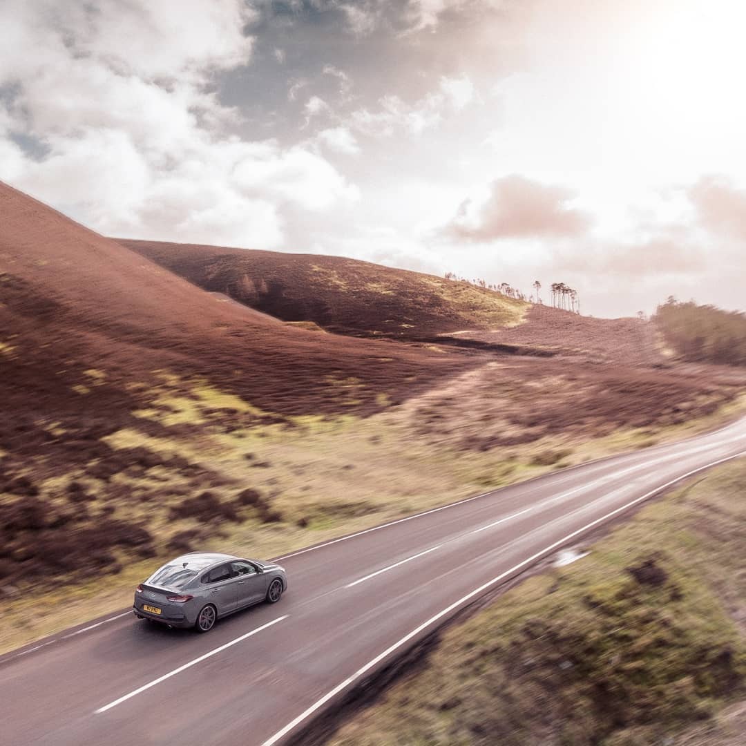 现代i30 fastback n与唯美景色的完美搭配_搜狐汽车_搜狐网