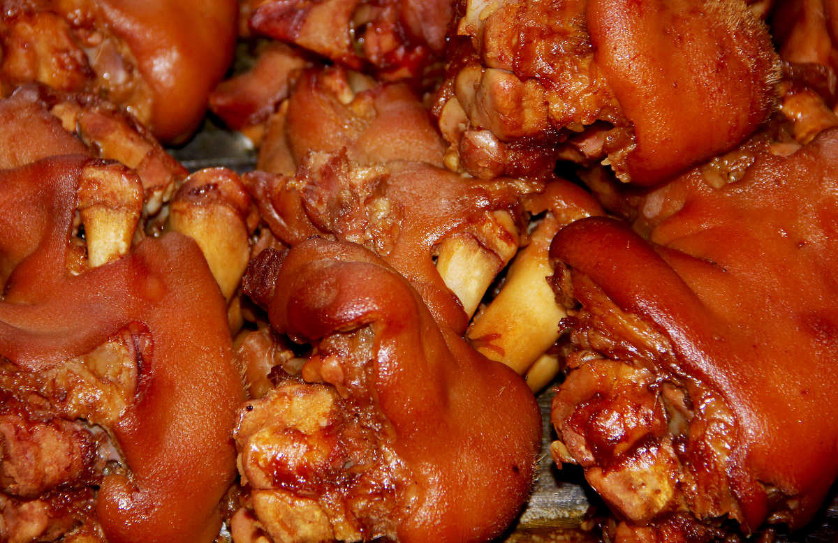 它是"天然染色剂",3元买1大包,卤肉时加2颗,颜色鲜亮诱人_五花肉