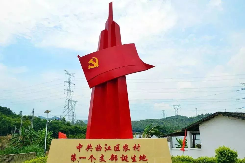费用饱含:户外旅游保险1份,来回大巴,矿泉水1瓶,文化速干衣,美食节代