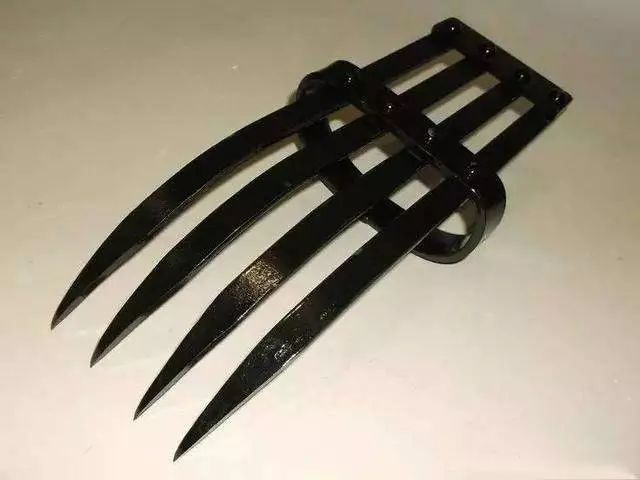 黑胡子给红发眼部造成疤痕的兵器名为"手甲钩",在日本"手甲钩"是一种