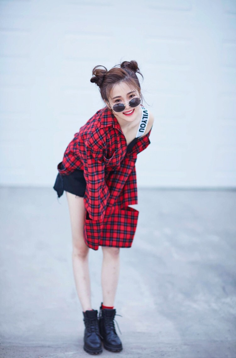 张可盈街拍照,表情搞怪香肩小露,性感与可爱并重