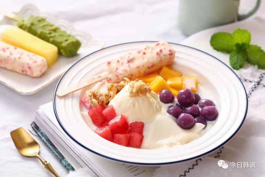 推荐冉园的招牌豆花,主要由新鲜的水果和豆花配置合成的.