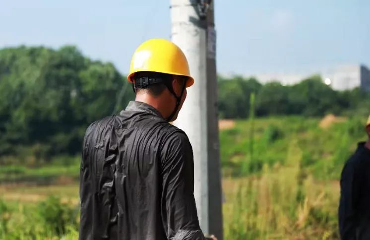 在这种高温天气下这群人每天都是汗流浃背以汗洗面