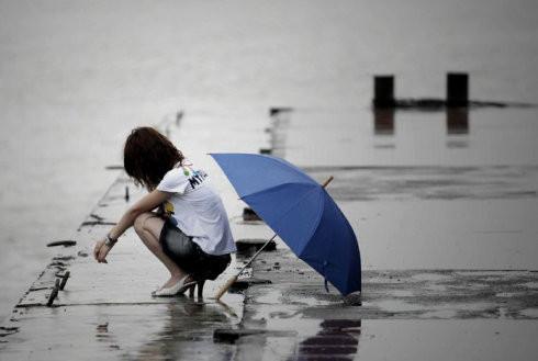 淋雨背影图片女图片