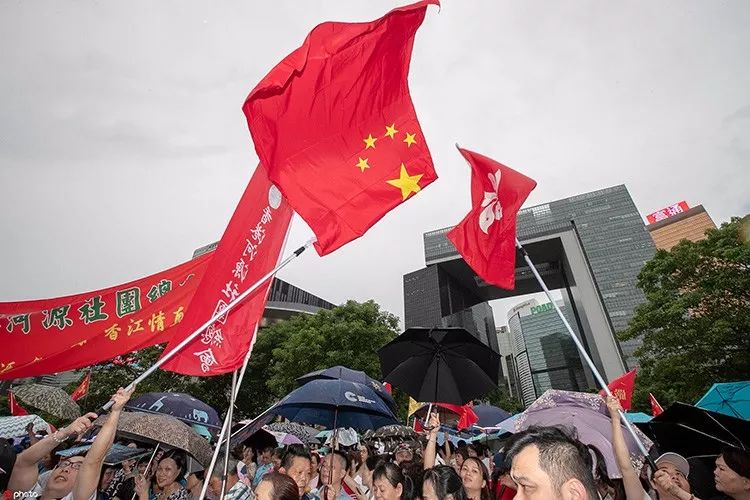 8月17日,香港金钟添马公园,大批香港市民冒雨集会,现场挥舞五星红旗
