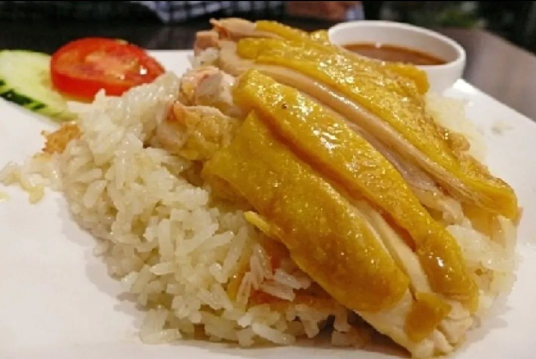 文昌鸡饭文昌鸡饭同文昌鸡一样驰名中外,这种鸡饭油润软滑,喷香可口