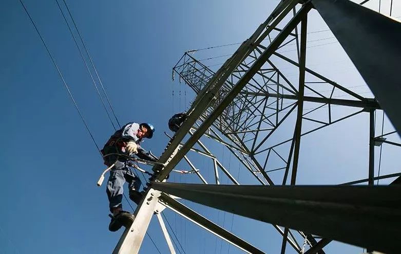 图片新闻烈日下的巡线工