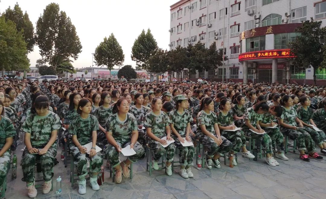 自强不息厚德载物荥阳二高举办青少年卓越领袖特训营