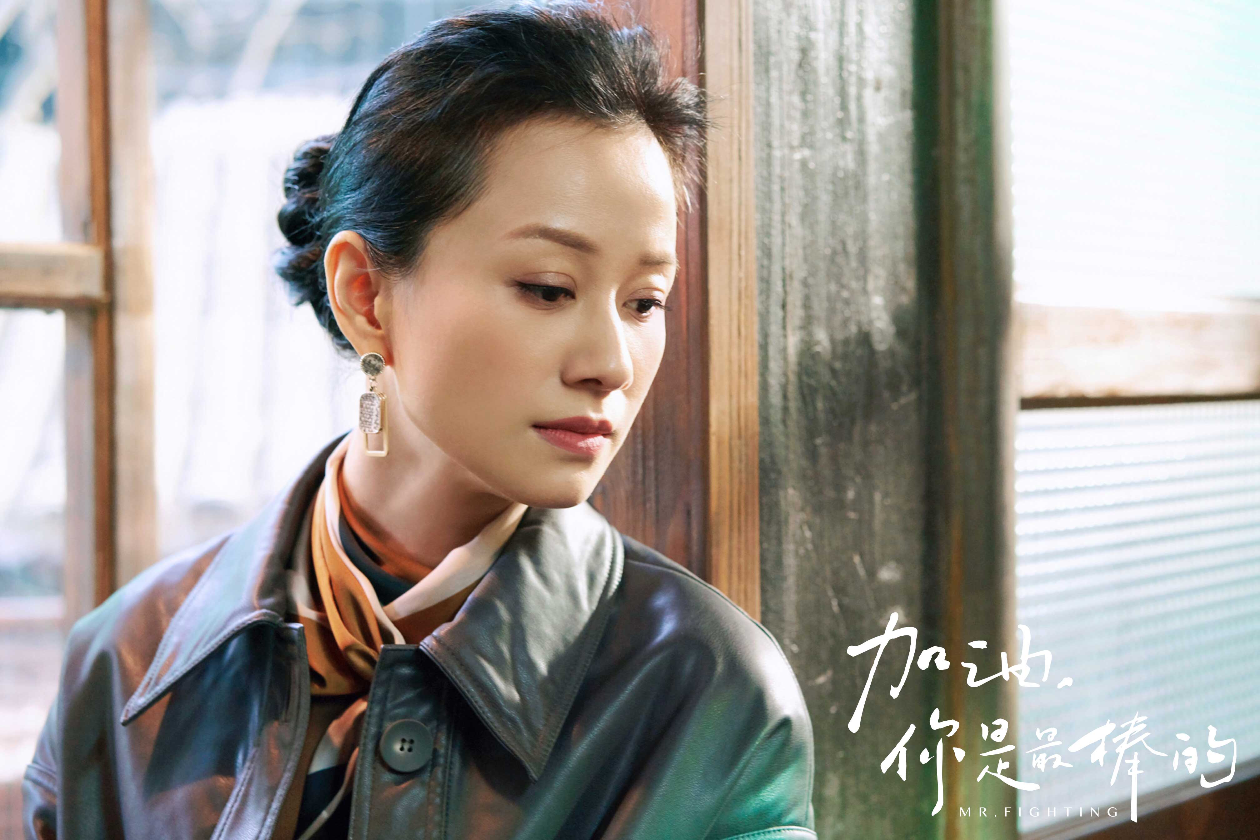 倪虹洁《加油》套路多 真情流露制服熊孩子