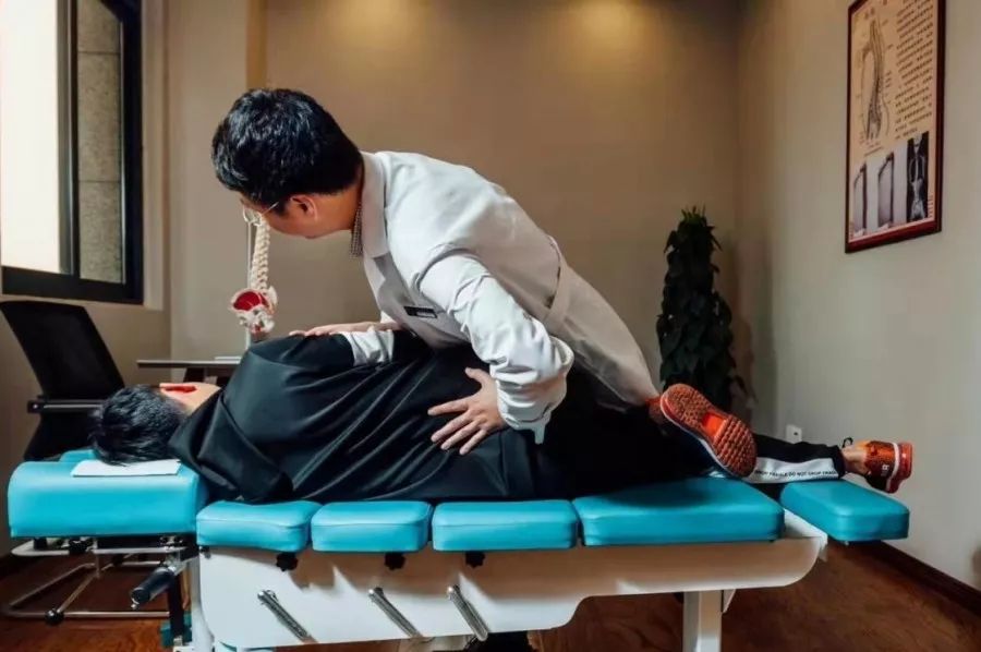 美式整脊五大优势一,效率高以科学的诊断为依据,比传统推拿,正骨更