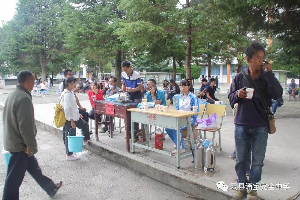 荷花映日笑迎八方学子丹桂飘香喜迎远方来客我校2019级高一新生入学