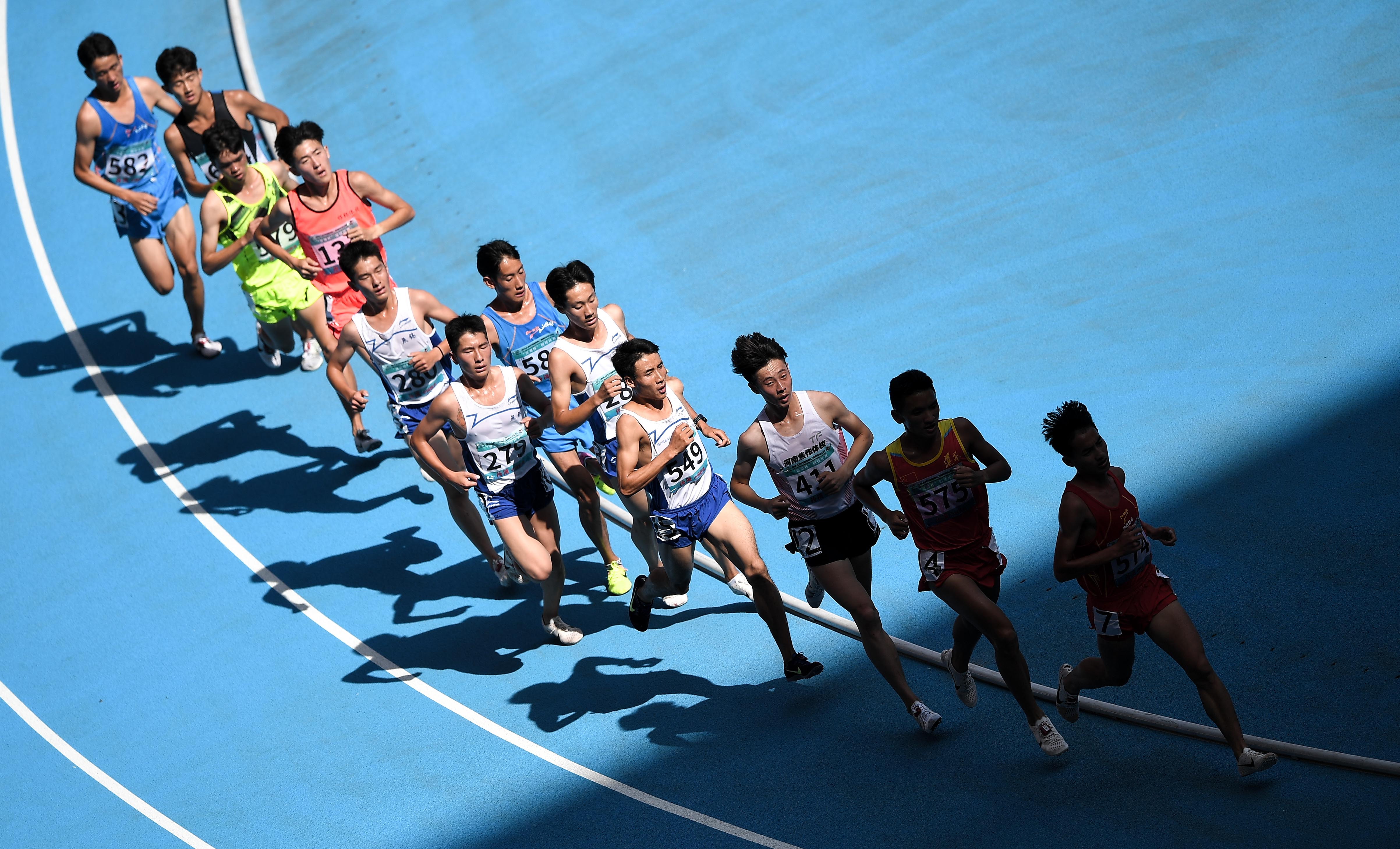 田径项目体校甲组男子10000米决赛中,焦作市体育运动学校选手石智江以