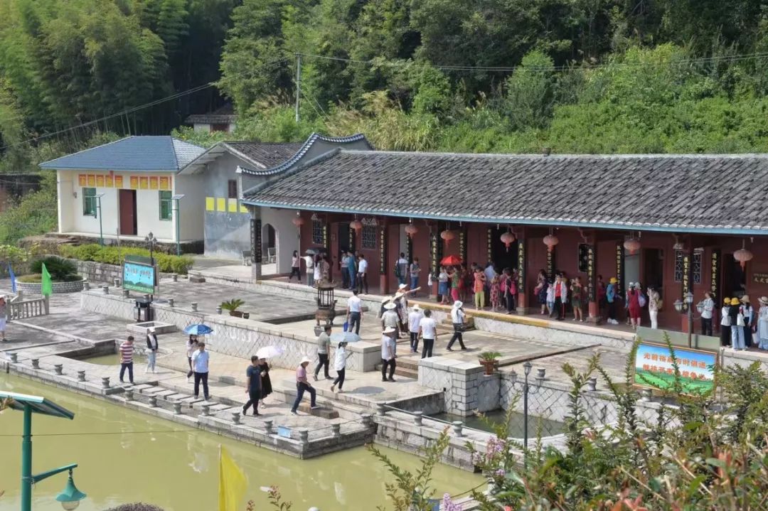 游客们首先参观了余氏宗祠探究了一把梧溪村频出状元的秘密不少朋友都