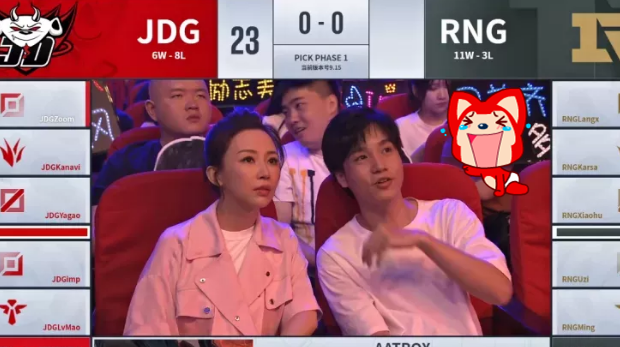 rng再度打破次元壁严君泽携潘晓婷看比赛简直般配一脸