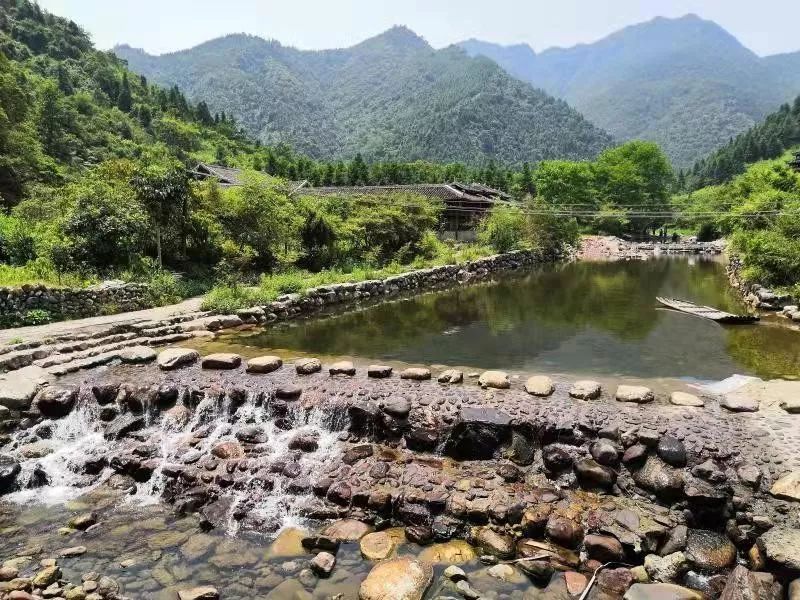 广福山景区内负氧离子含量很高,空气清新,夏日到此倍感凉爽.