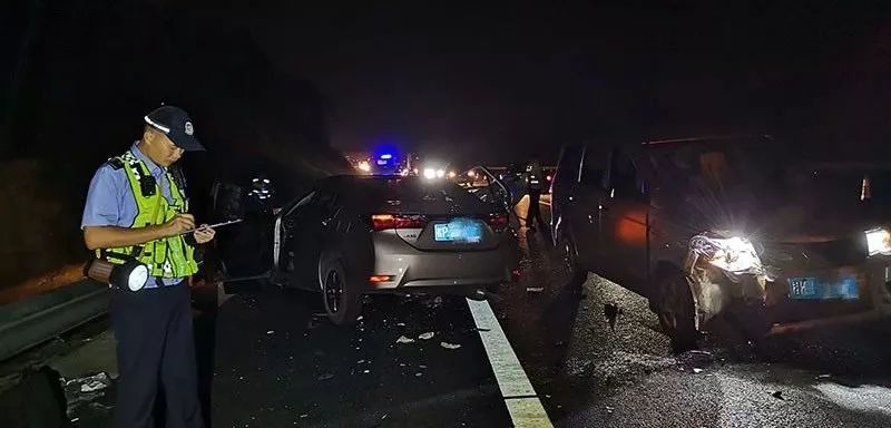 晚上高速交通事故图片图片