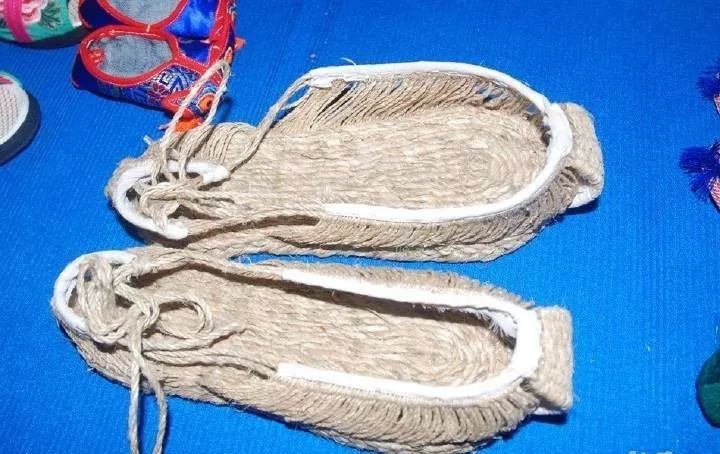 清水麻鞋老农自矜麻鞋好并谓麻鞋制作巧