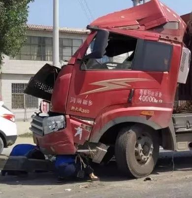 新浦路上三辆半挂连环追尾,车头严重受损!