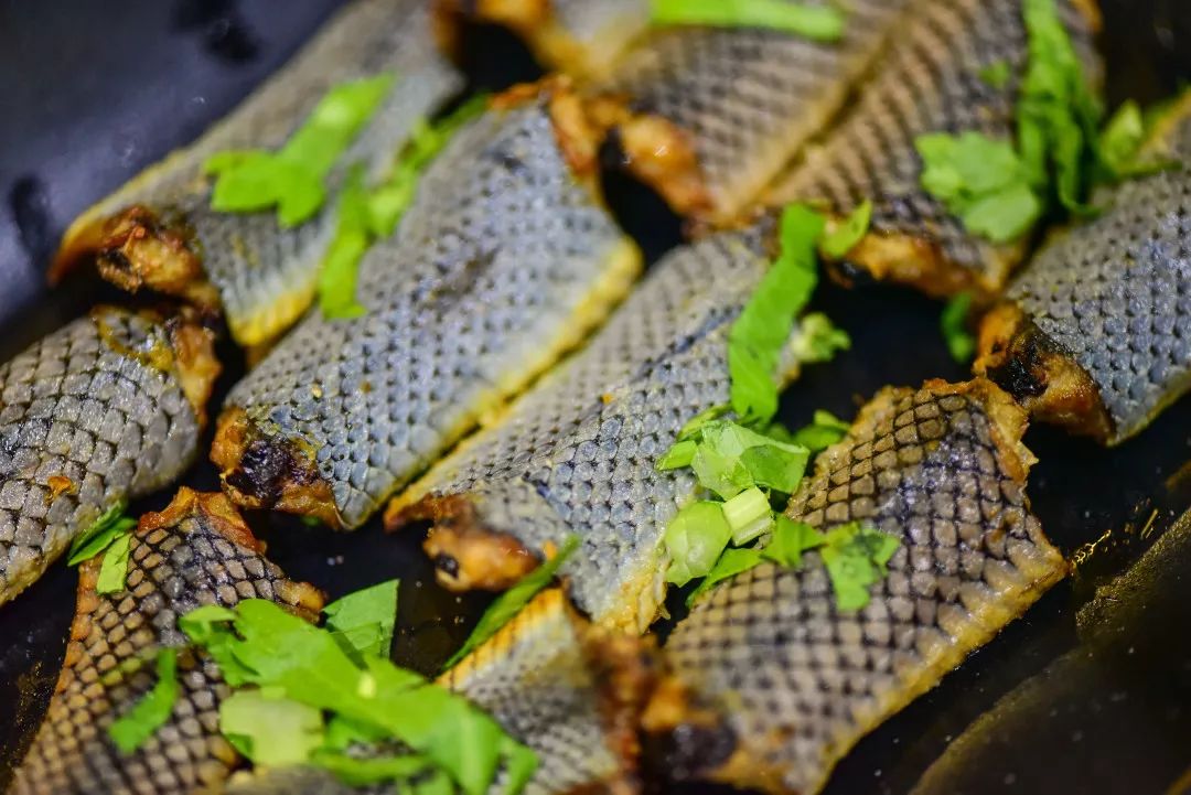 另外一道店里的特色菜品就更加少见了——烤蛇肉.