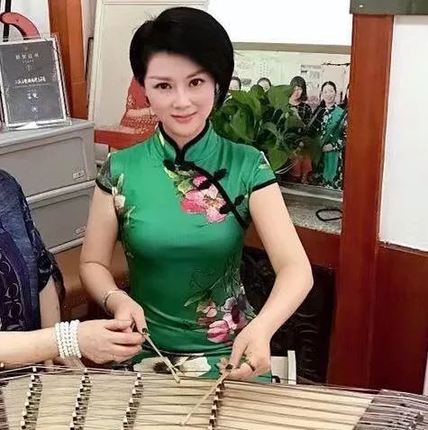 小编儿认为,她是医学界里的扬琴弹得最好,扬琴界里治病治得最棒的!